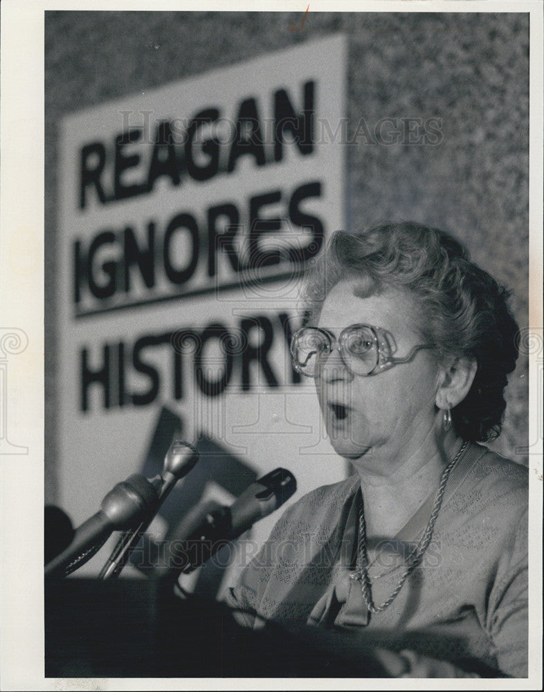 1985 Press Photo Erna Gans speaks against Reagan visiting Bitberg cemetery - Historic Images