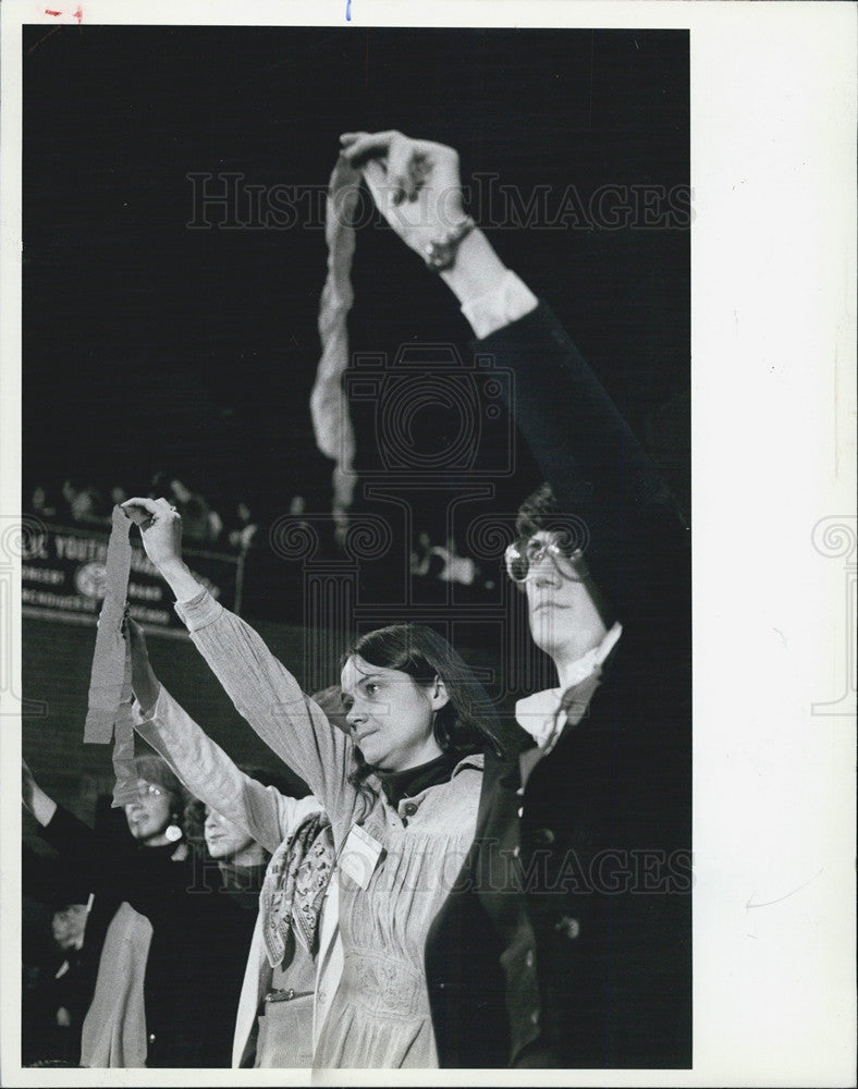 1982 Press Photo Protestors Hold Purple Ribbons During President Reagan Speech - Historic Images