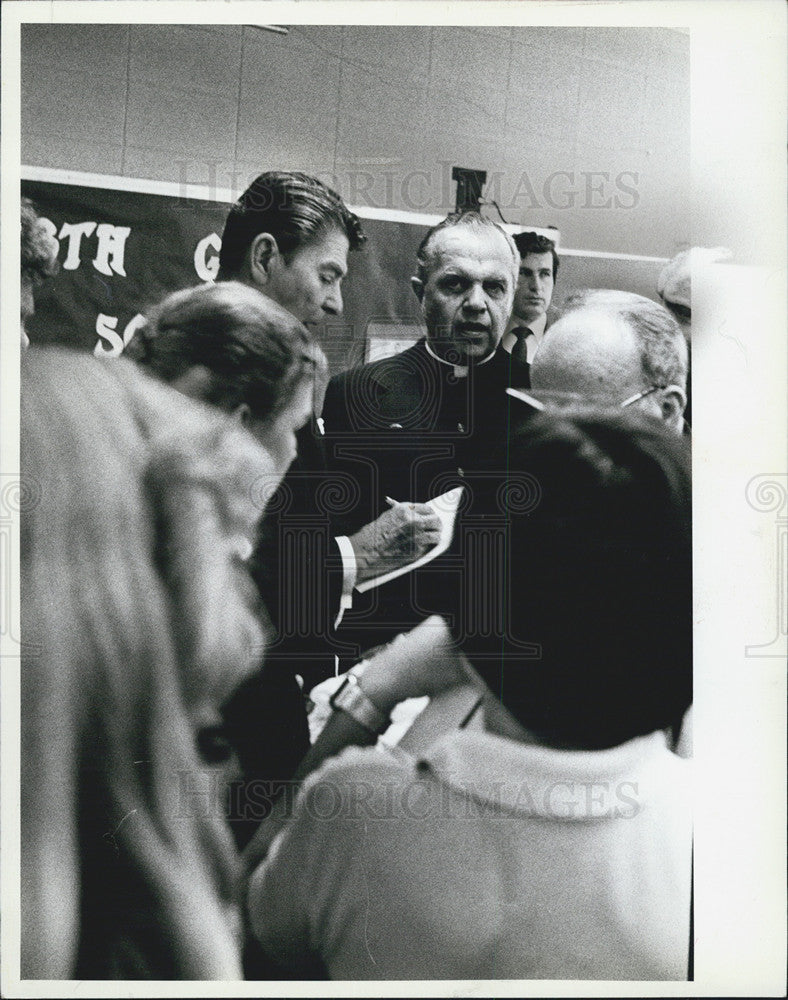 1982 Press Photo President Reagan Signs Autographs At St Peter Elementary School - Historic Images