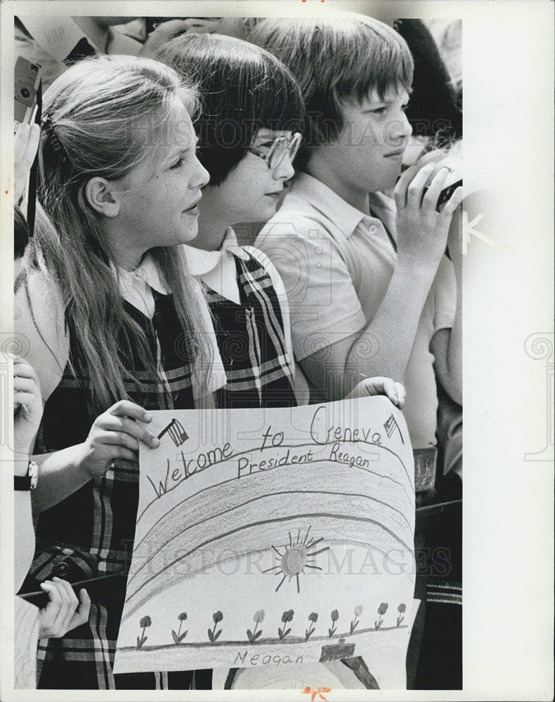 1982 Press Photo St. Peter Elementary School Students Wait For President Reagan - Historic Images