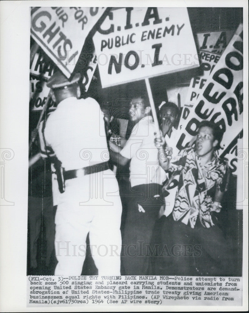 1964 Press Photo Police Try to Hold Off Angry Mob in Manilla - Historic Images