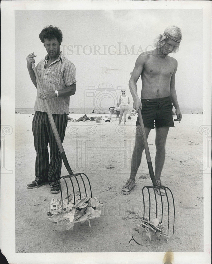 1974 Press Photo Beach Cleaning - Historic Images