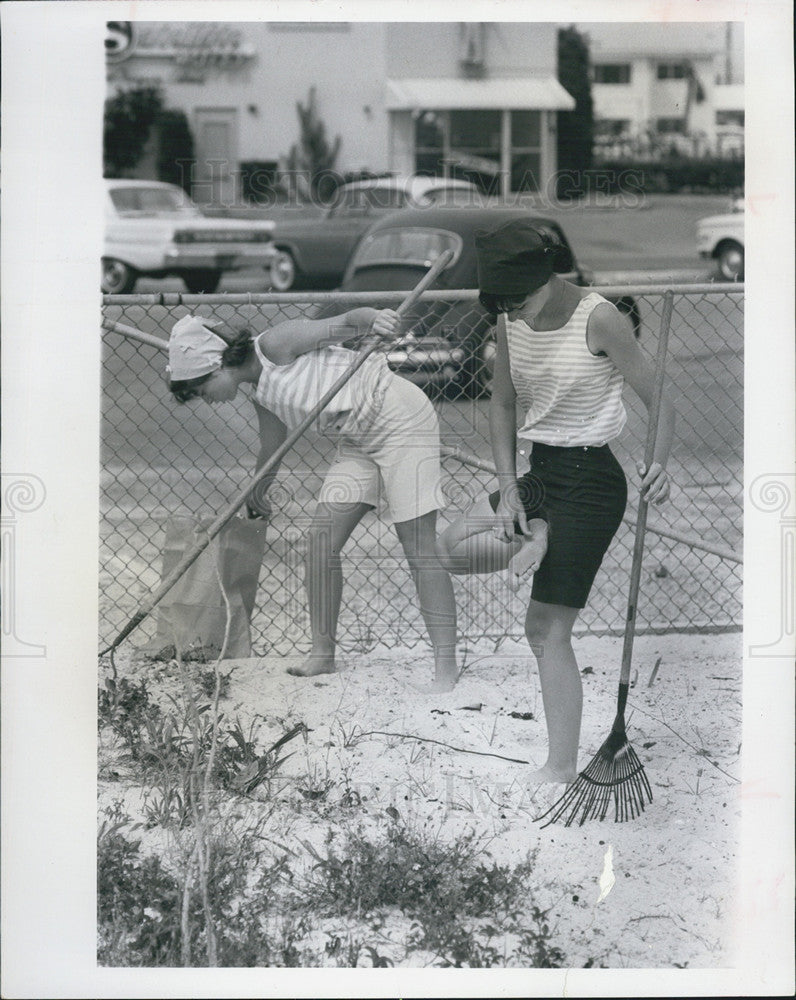 1965 Press Photo Rita Horowitz, Ireasure Island Beach Cleaning - Historic Images