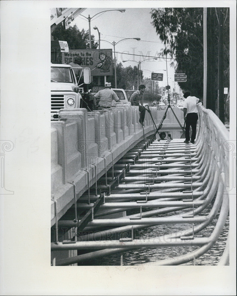 1981 Press Photo Walkway Nearing Completion On Treasure Island Bridge - Historic Images