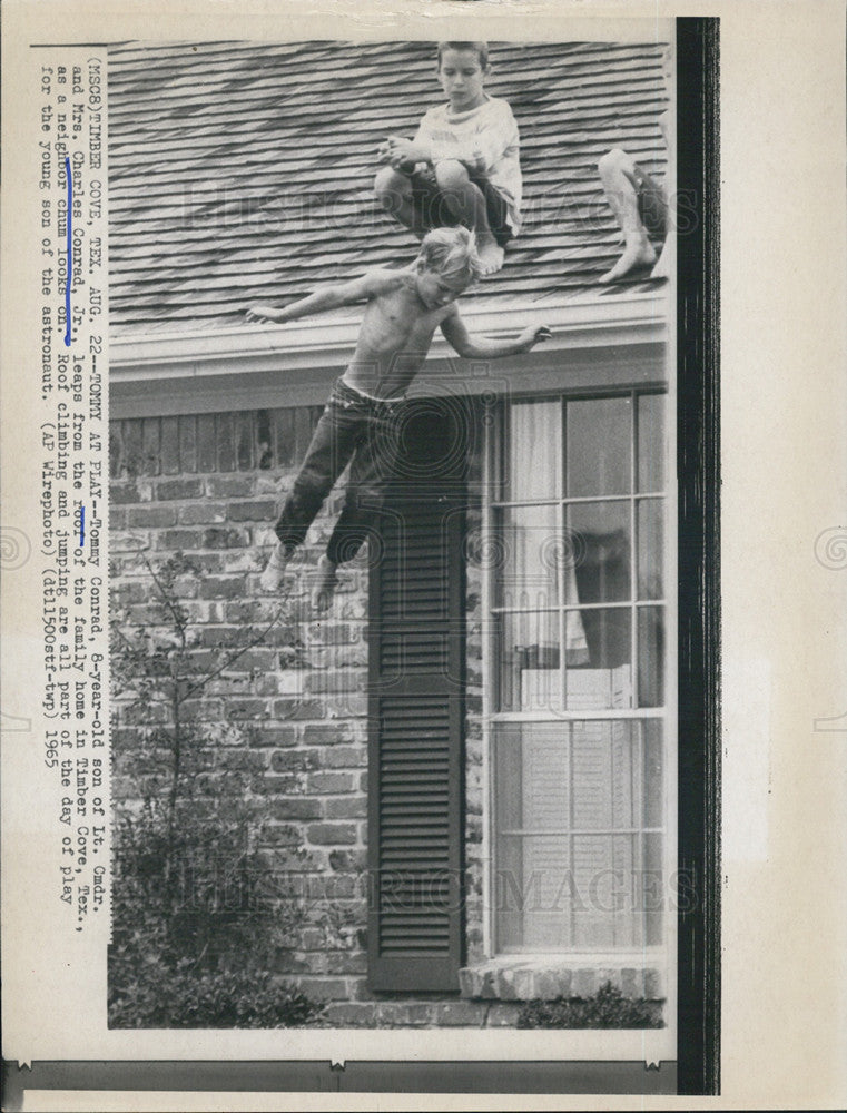 1965 Press Photo 8-Year-Old Tommy Conrad Jumps From Roof in Play With Friend - Historic Images
