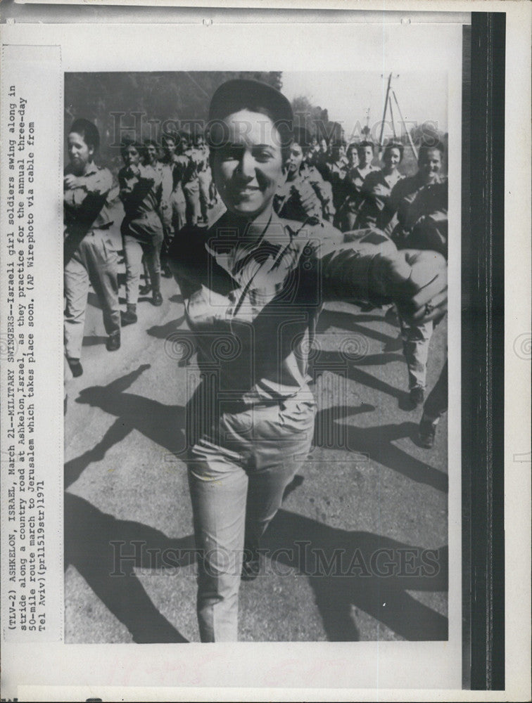 1971 Press Photo Israeli girl soldiers practice for march to Jerusalem - Historic Images