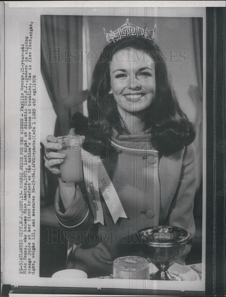 1970 Press Photo Phyliss George Miss Texas Drinking juice - Historic Images