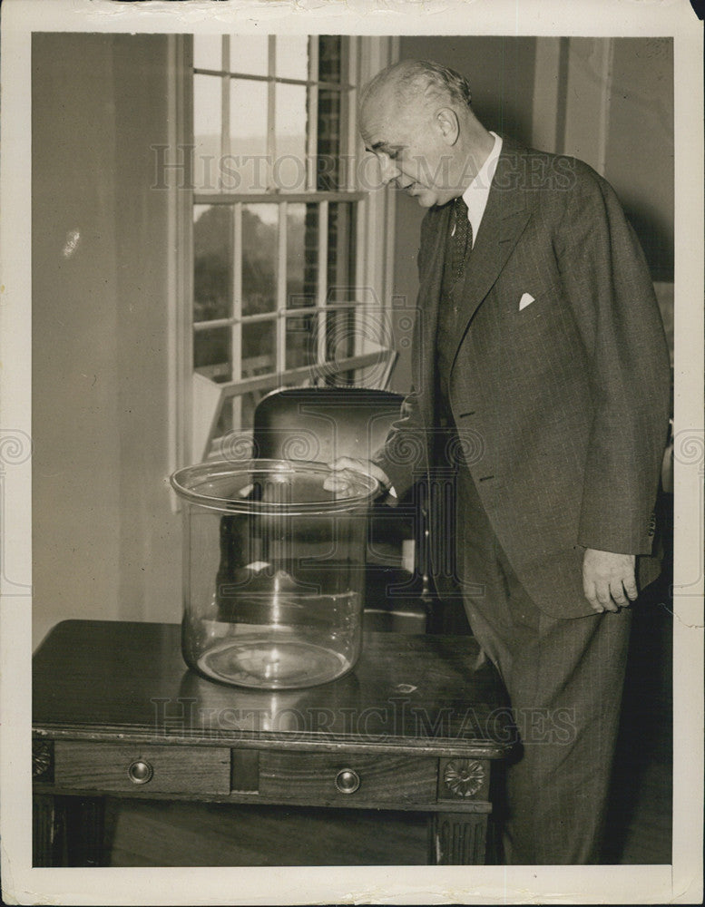 1966 Press Photo Dr Clarence Dynstra Inspects Goldfish Bowl Used In WW Drafts - Historic Images