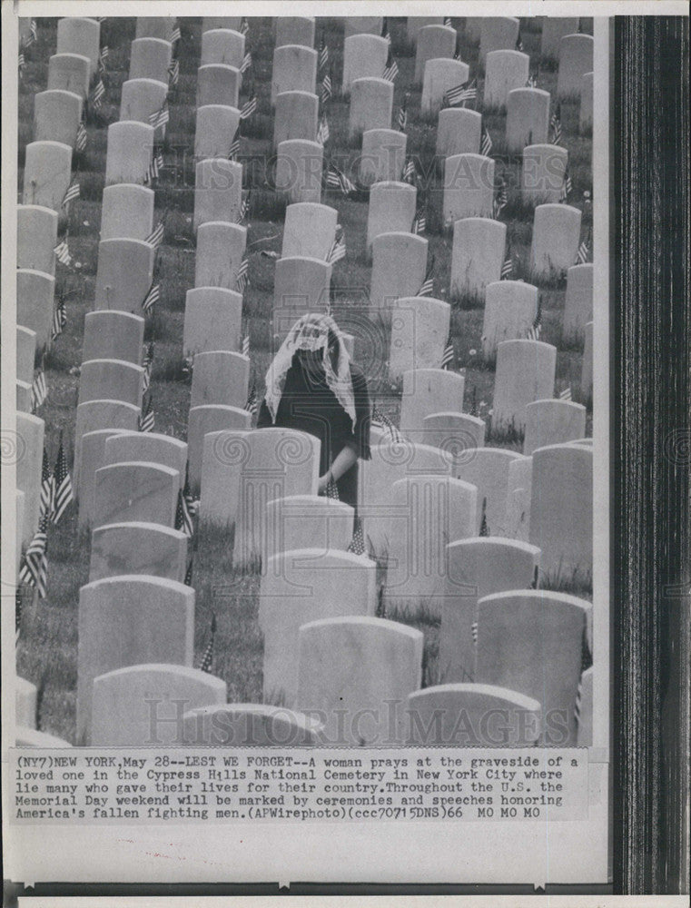 1966 Press Photo Woman Visits Departed One In Cypress Hills Cemetery In NYC - Historic Images