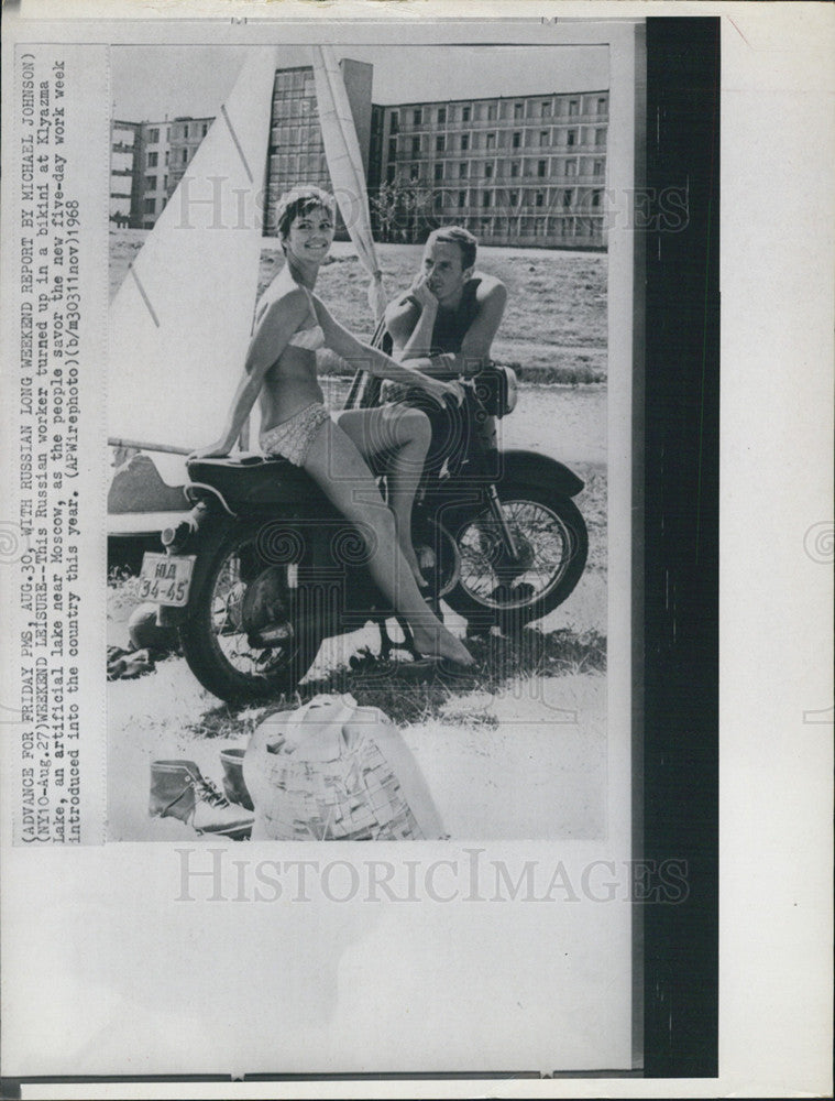 1968 Press Photo Russian worker Klyazma Lake bear Moscow takes a day off - Historic Images