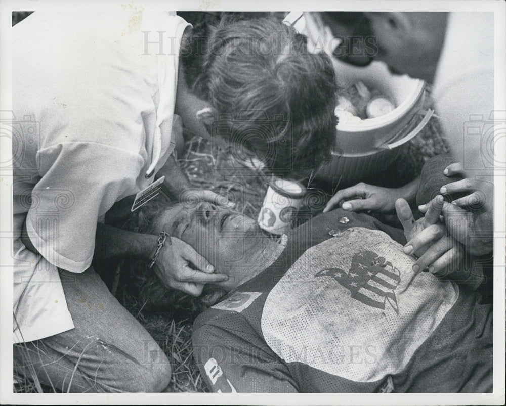 1976 Press Photo Wayne Boyer Hurt At Moto-Races At Sunshine Speedway - Historic Images