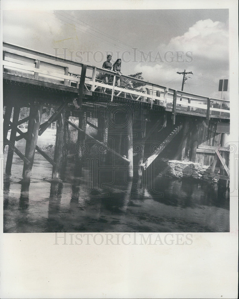 1976 Press Photo Diving Accident Victim Returns to Scene of Disaster - Historic Images