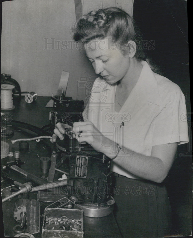 Press Photo Betty Jones Electrical Technician Delicate Mechanisms Transport - Historic Images