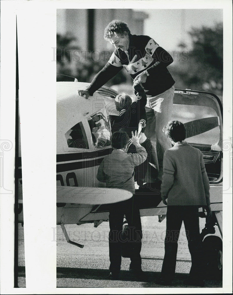 1981 Press Photo Pilot Freddie Quinn Loads Group Albert Whitted Airport Tampa - Historic Images