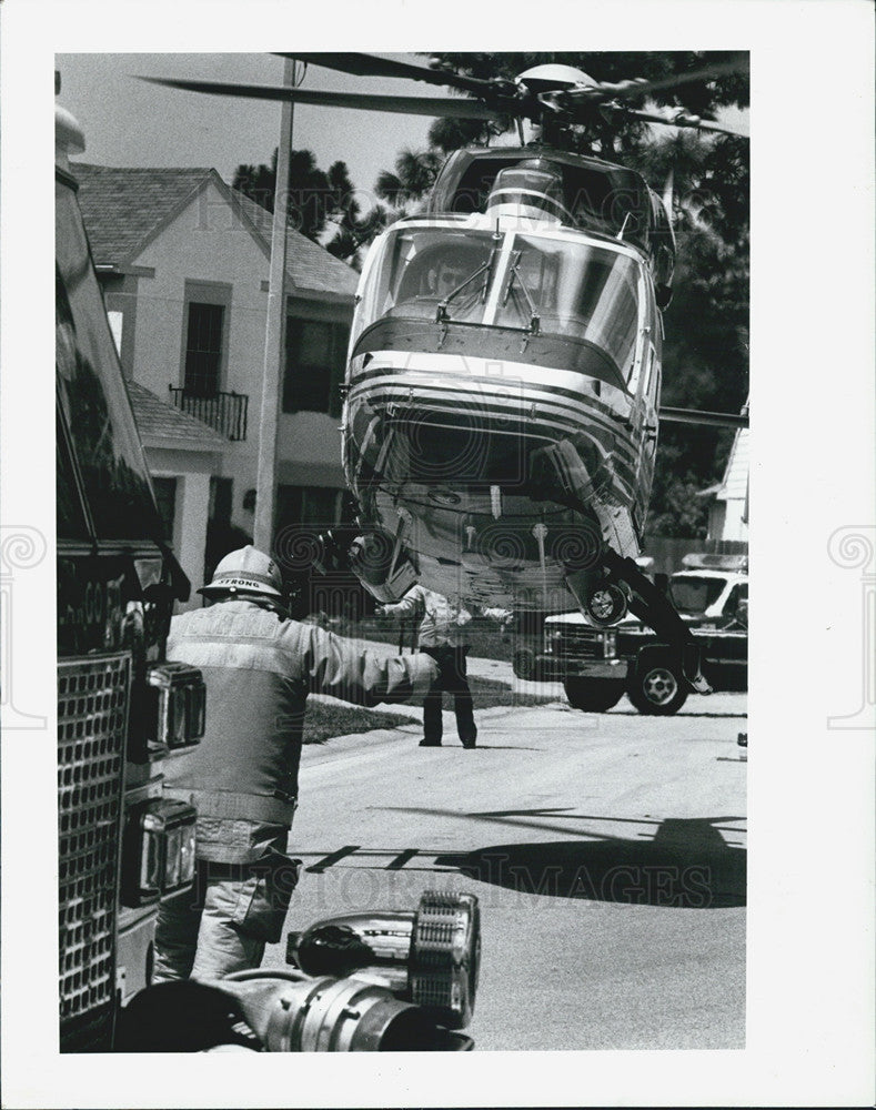 1990 Press Photo Man Injured Airlifted After Fell Under trucks Wheels In Largo - Historic Images