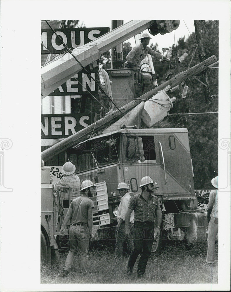 1985 Press Photo Rock Truck Knocks Over Power Pole Masaryktown Florida - Historic Images