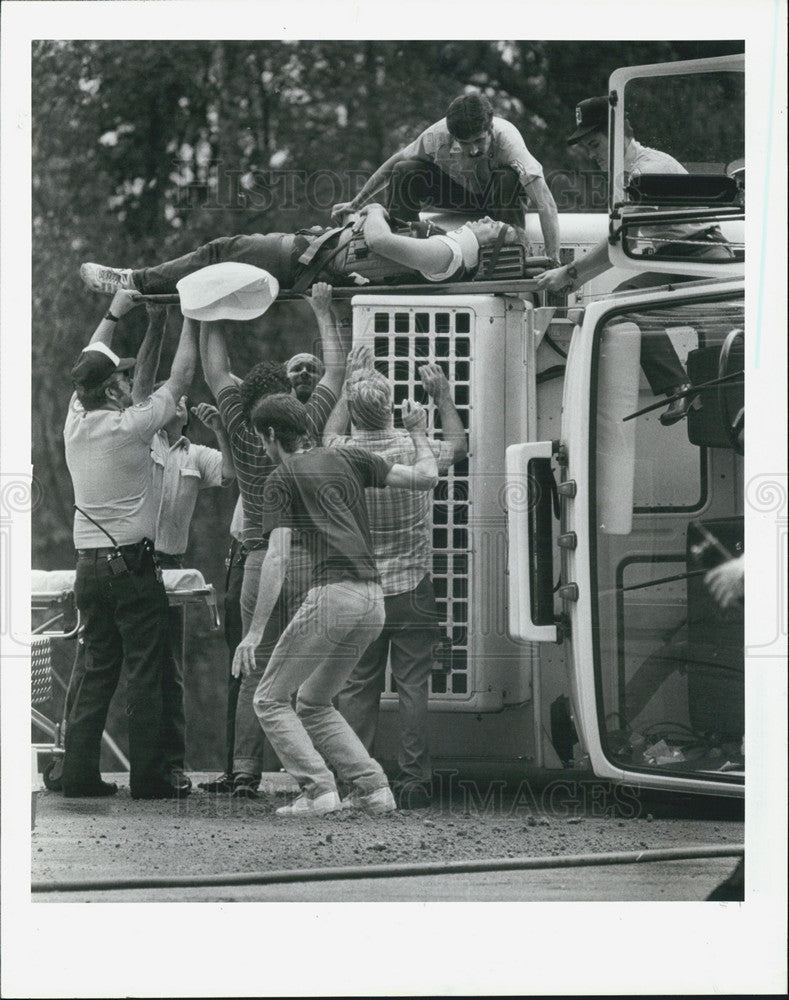 1985 Press Photo Truck Flips Over Mondon Hill Road Brooksville Florida - Historic Images