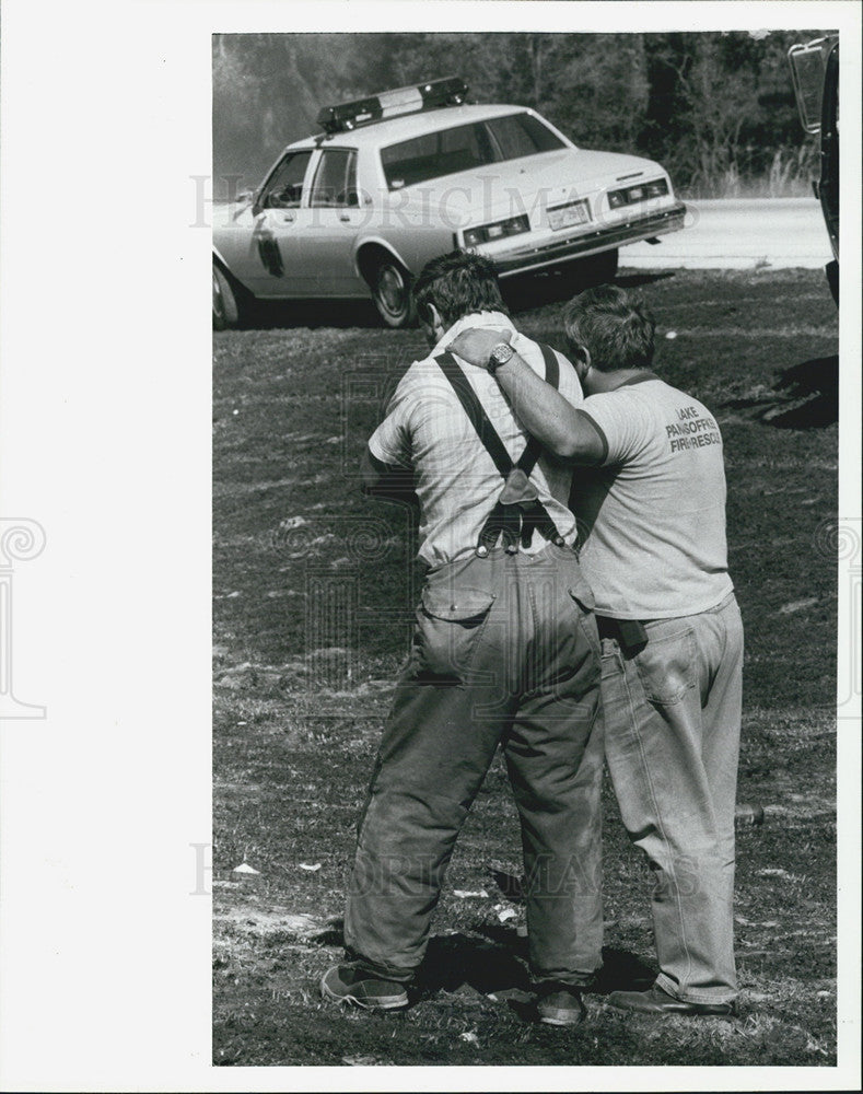 1989 Press Photo Scott Sloan Bob Kilen Comfort Eachother Two Firefighters Died - Historic Images