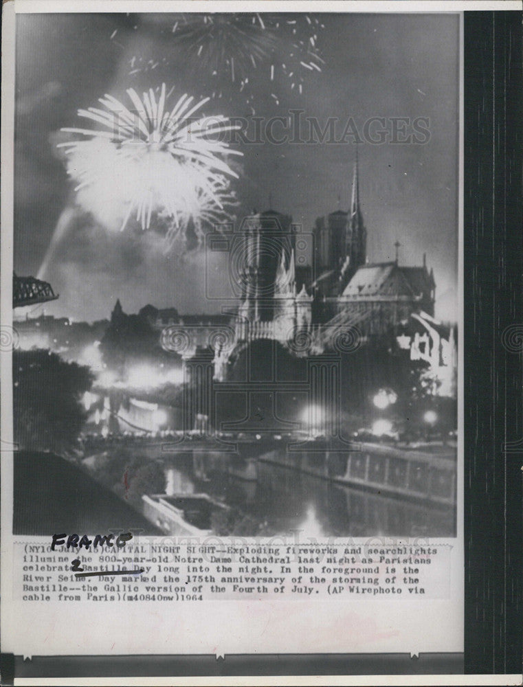 1964 Press Photo Fireworks Over Notre Dame Cathedral On Bastille Day 175th Anniv - Historic Images