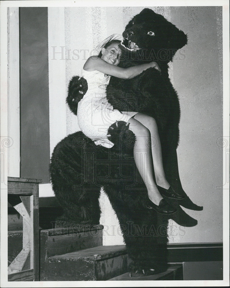 1967 Press Photo Kathy Cain, Greg Congieton, The Cave Dwellers - Historic Images