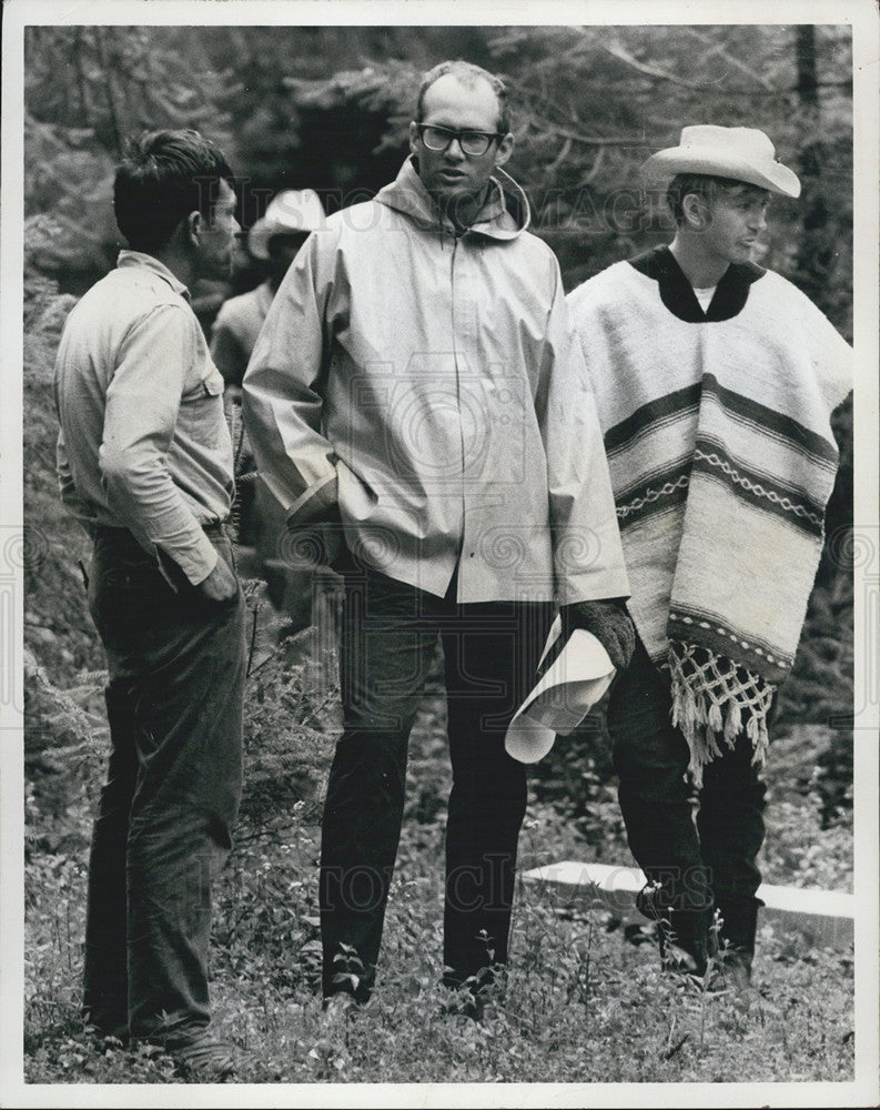 1969 Press Photo Dr. Michael Everett, Robert McCann, and Villager in Economics - Historic Images