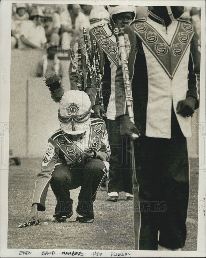 1979 Press Photo FL A And M Univ Band Member Drops Clarinet During Halftime - Historic Images