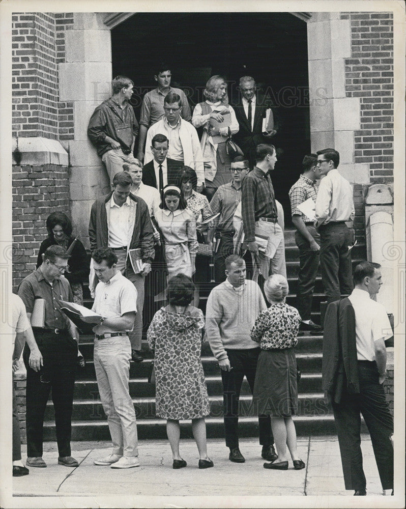 1966 Press Photo Florida State University Students Leaving Classroom Building - Historic Images