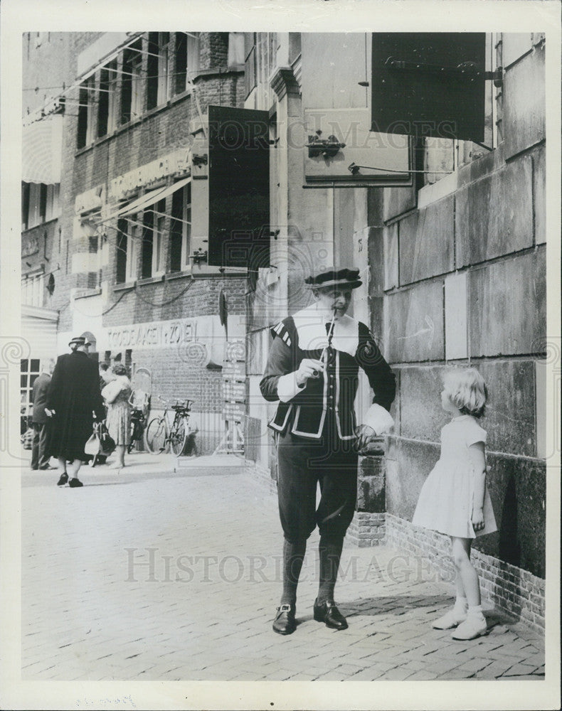 1966 Press Photo Gouda Costumed Pipe Smoker With Little Girl Holland - Historic Images