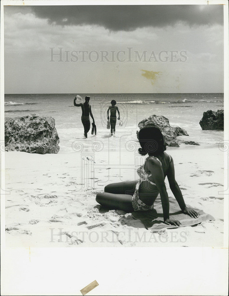 1971 Press Photo People Snorkeling Bermuda Beach South Shore - Historic Images