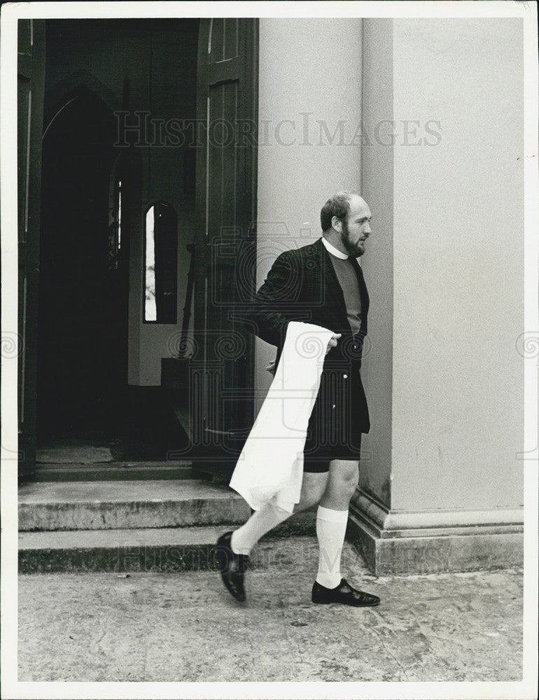 1974 Press Photo Hamilton Bermuda Man Leaving Hotel - Historic Images