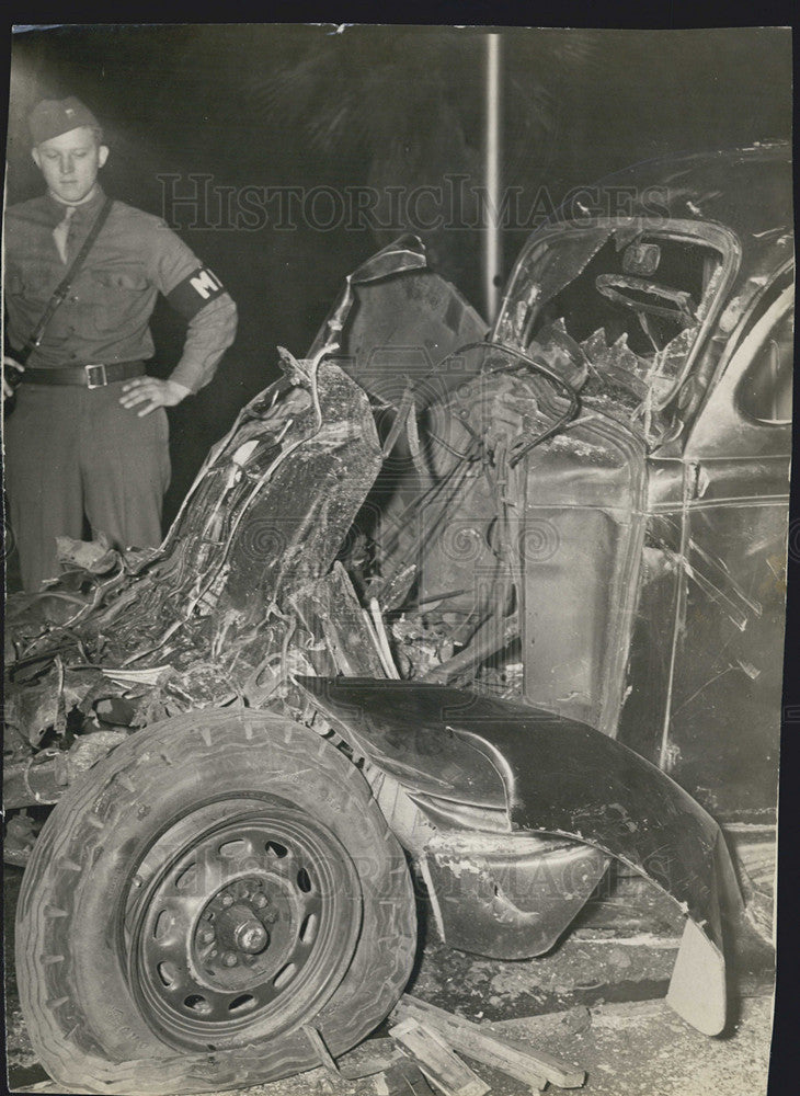 1943 Press Photo Wrecked Car Soldier Standing Beside Debris - Historic Images