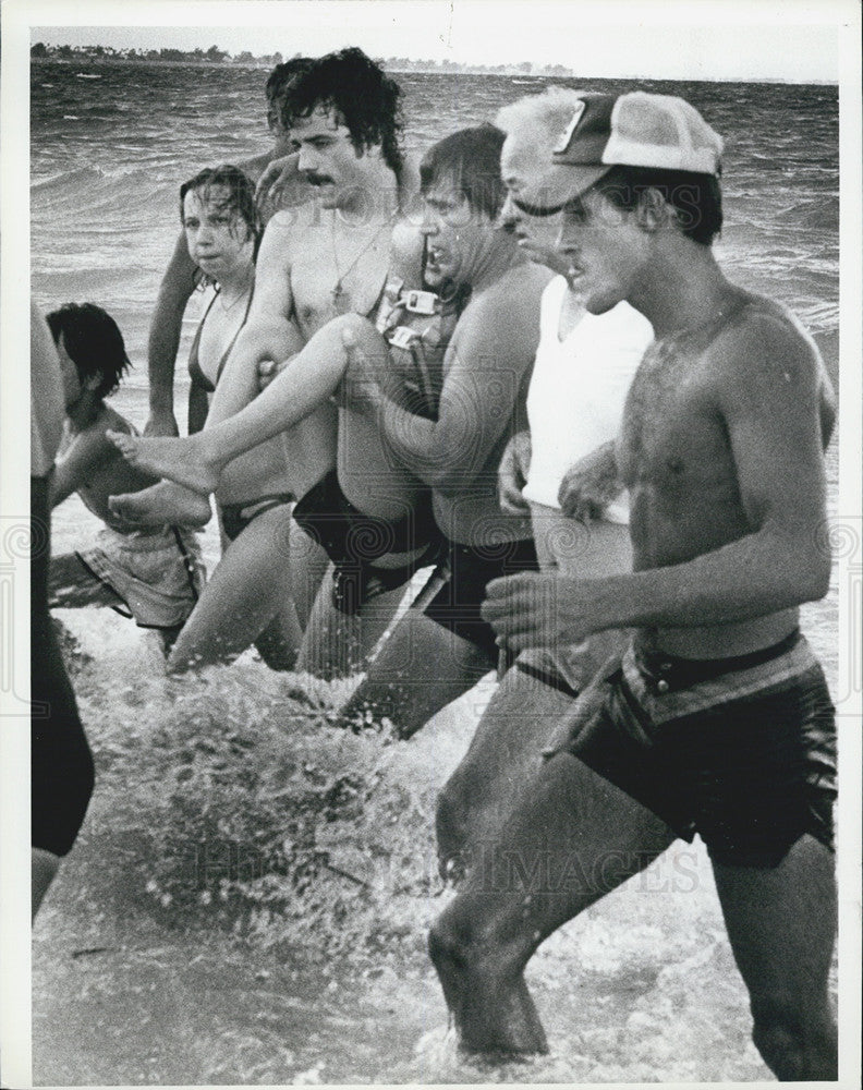 1981 Press Photo Jenny Ben helped from water St. Petersburg - Historic Images