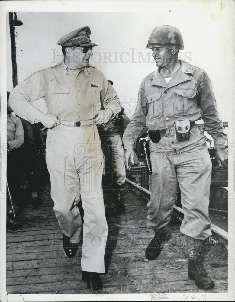 1942 Press Photo General Douglas MacArthur Hitching Pants South Pacific Army - Historic Images
