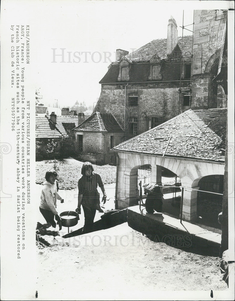 1979 Press Photo People Visiting France Sarlat Abbey Club De Vieux - Historic Images