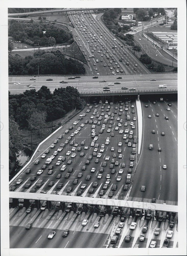 1989 Press Photo Aerial View Of Commuters Passing Toll Booth In New Jersey - Historic Images