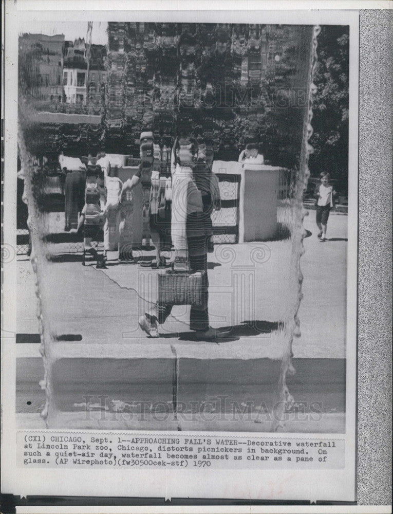 1970 Press Photo Lincoln Park Zoo Waterfall Chicago Picnickers - Historic Images