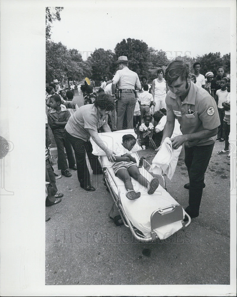 1979 Press Photo School Bus Crash Paramedics Attending Student Boca Ciega High - Historic Images