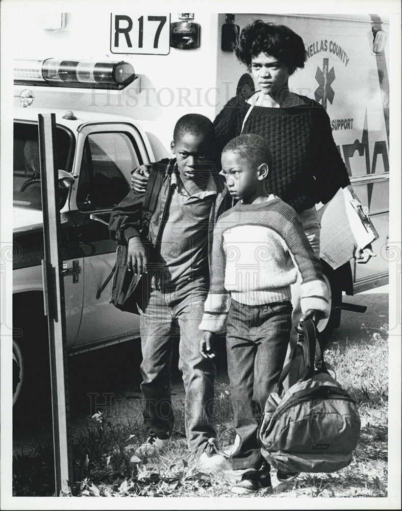 1987 Press Photo Bus Driver Priscilla Ann Mitchell With Two Children Bus Crash - Historic Images