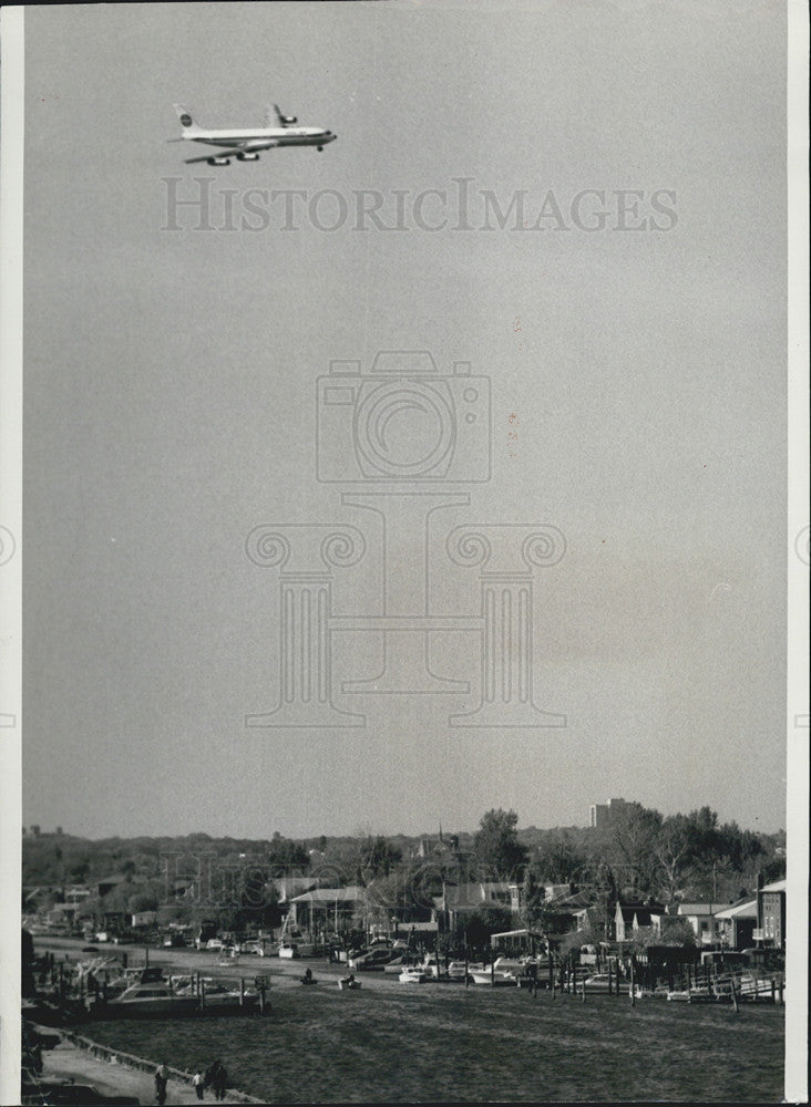 1977 Press Photo Plane Heads For Landing At Kennedy International Airport NYC - Historic Images