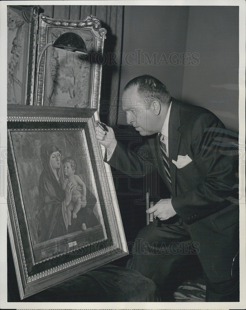 Press Photo Old Master Detective Series Jesse White Inspects Madonna Painting - Historic Images