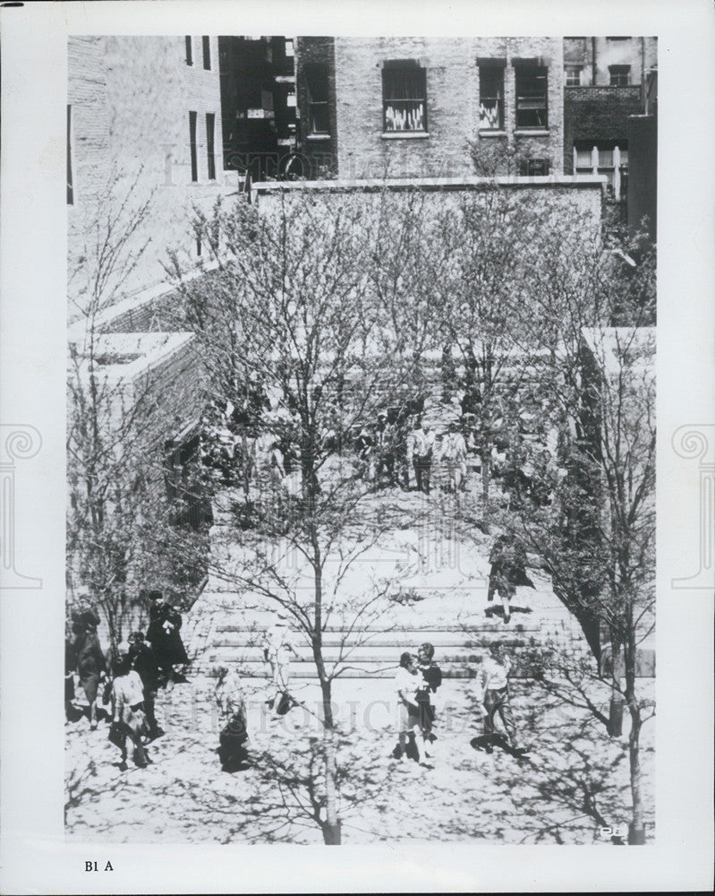 1972 Press Photo Scene of a city park covered in snow - Historic Images