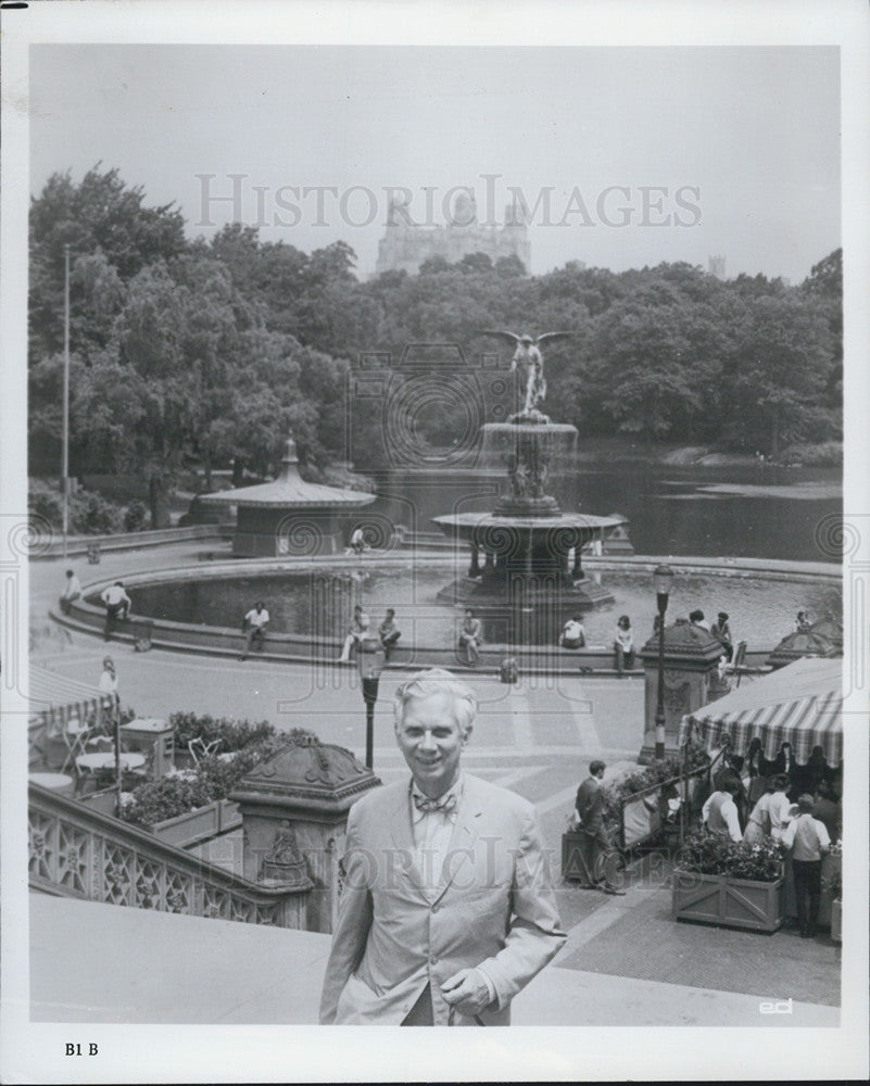 1972 Press Photo Scene from a park with a large fountain - Historic Images