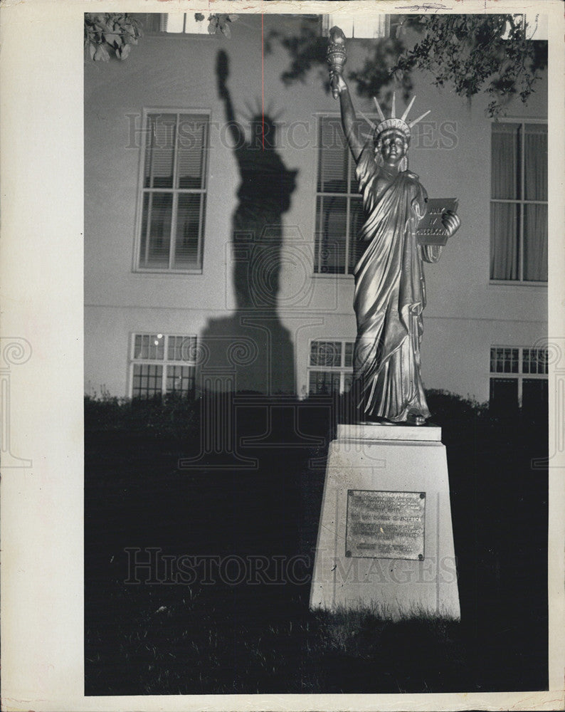 1972 Press Photo Dark Night Visit at the Capitol in Florida - Historic Images