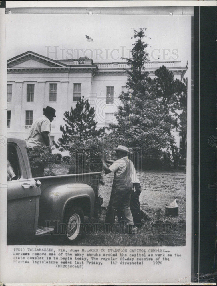 1970 Press Photo Workers Removes Shrubs Around State Capitol in Tallahassee - Historic Images