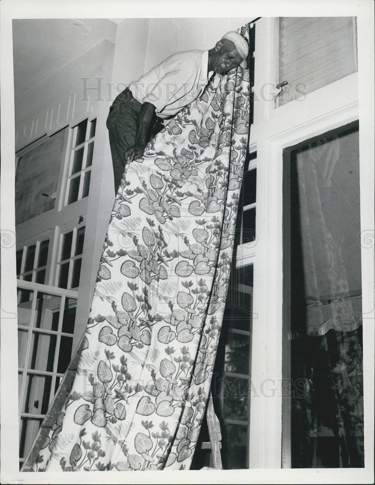 1954 Press Photo William S. Floyd Hangs Curtains At Pennsylvania Hotel - Historic Images