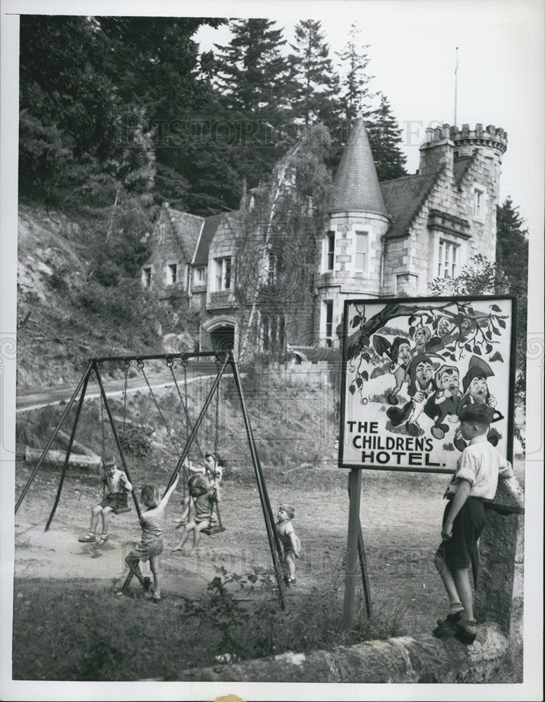 1955 Press Photo Scotland seven Dwarfs Decoration Fairyland home - Historic Images