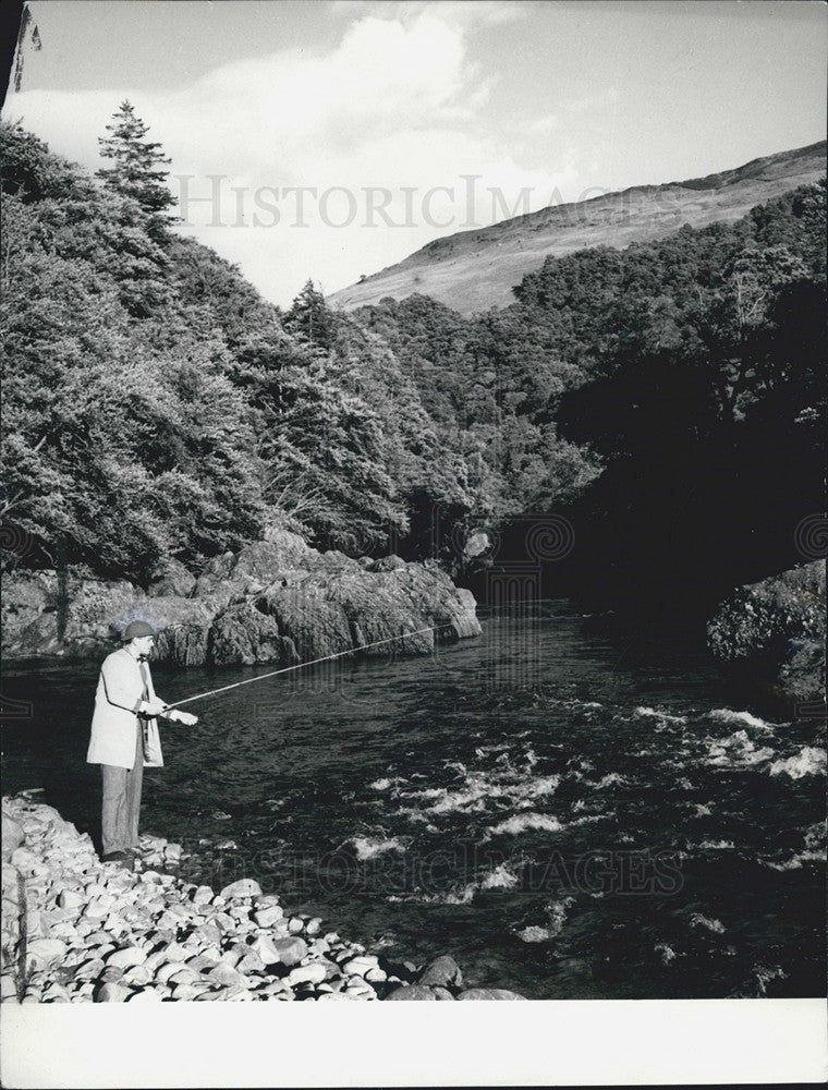 1973 Press Photo Man Fishes River Lyon Glen Pertshire Scotland Near Fortingall - Historic Images