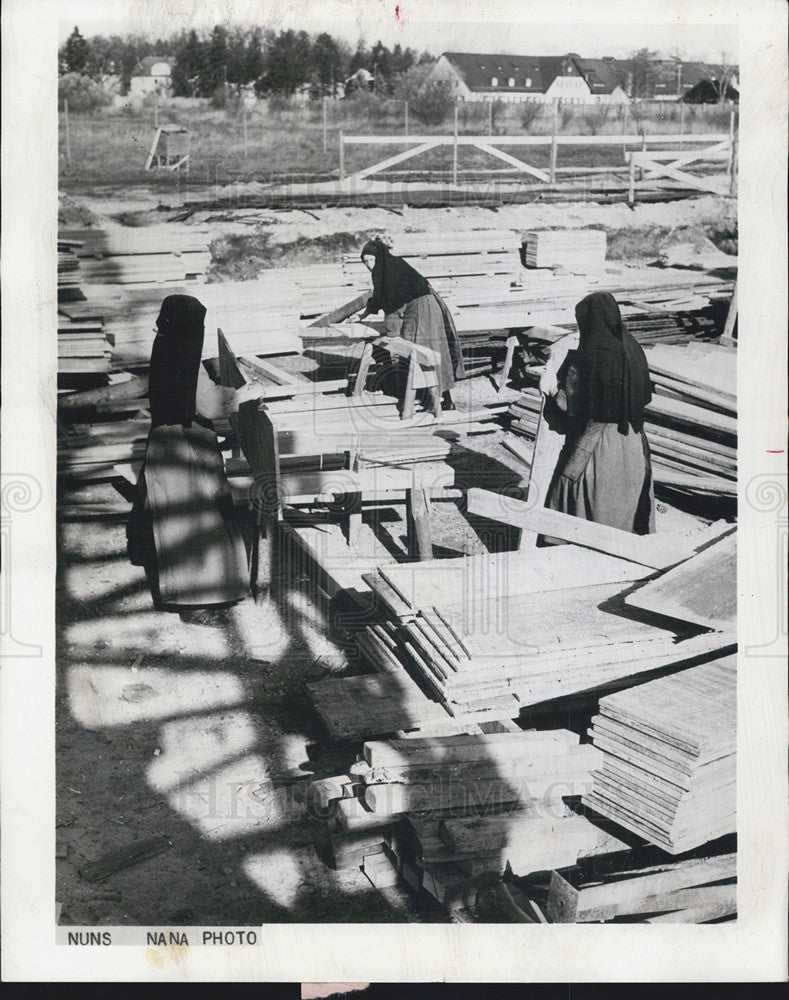 1963 Press Photo Nuns Help In Construction At Site Of Dachau Concentration Camp - Historic Images