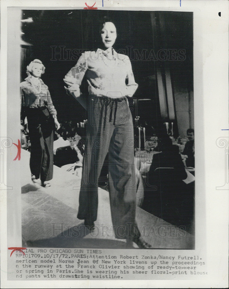 1972 Press Photo American Model Norma Jean On Runway At Frank Olivier Show Paris - Historic Images