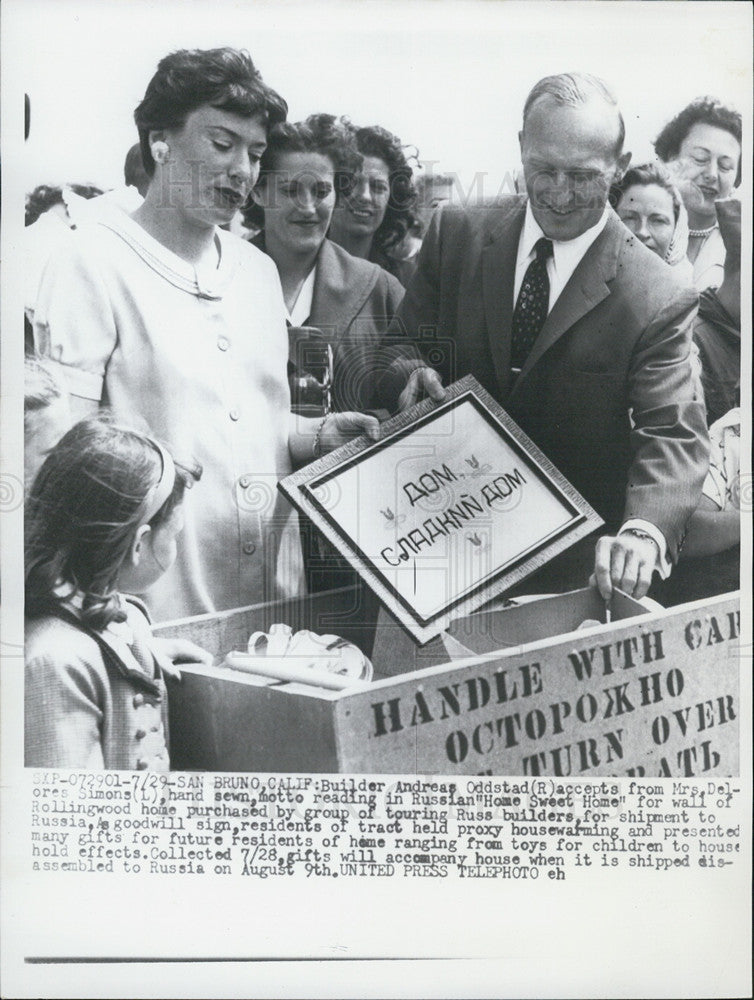 1956 Press Photo Builder Andres Cddstad Accepts Sign Home Sweet Home in Russia - Historic Images